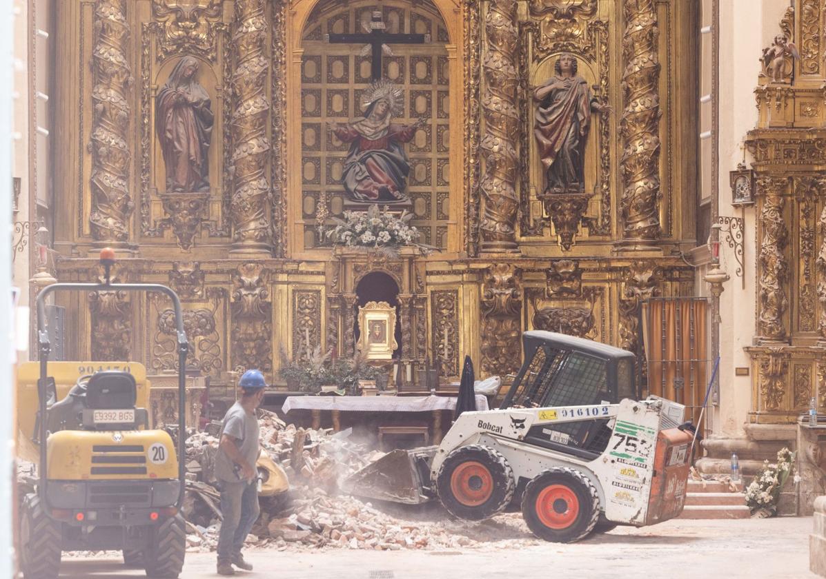 Trabajos de desescombro en la iglesia de la Vera Cruz, este jueves por la mañana.