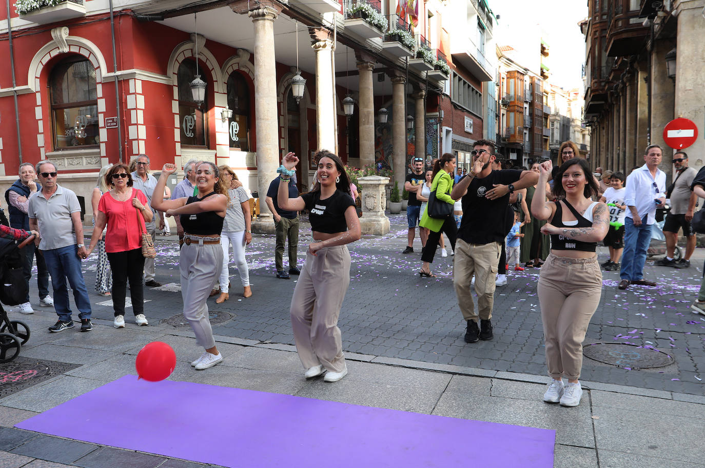 La Showpping Night llena las calles de música, compras y alfombras moradas