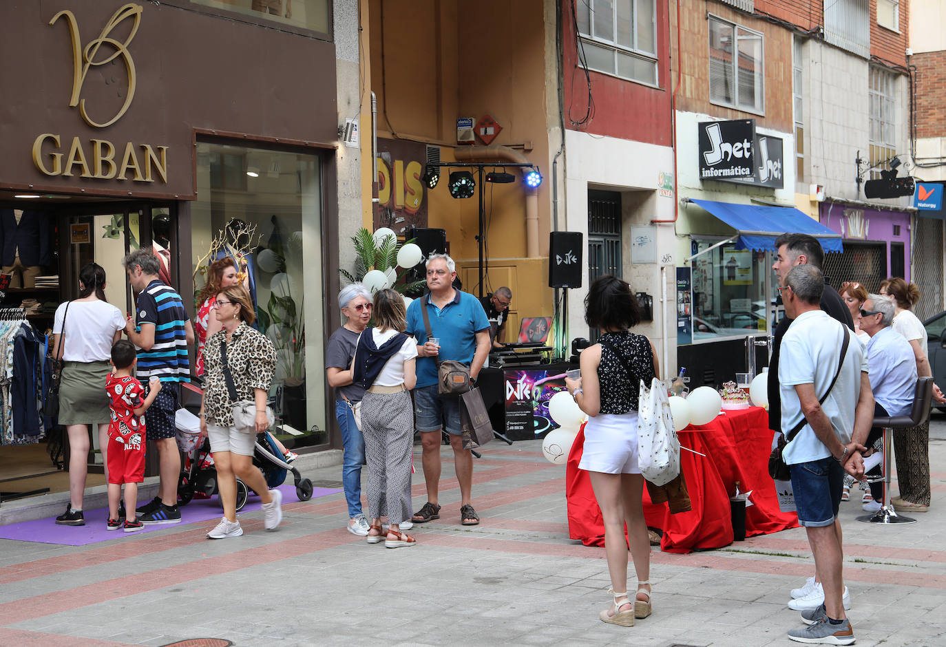 La Showpping Night llena las calles de música, compras y alfombras moradas