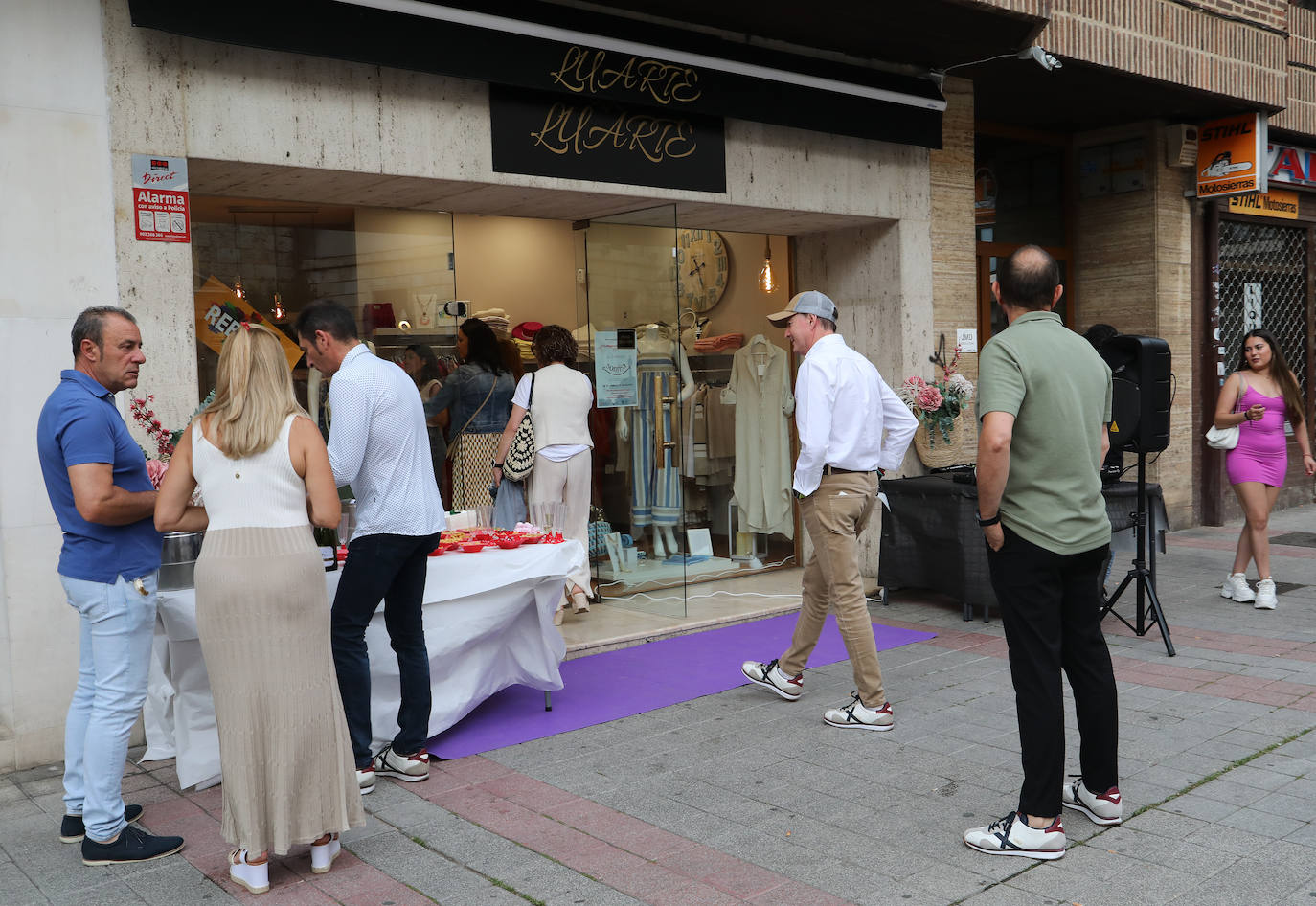 La Showpping Night llena las calles de música, compras y alfombras moradas