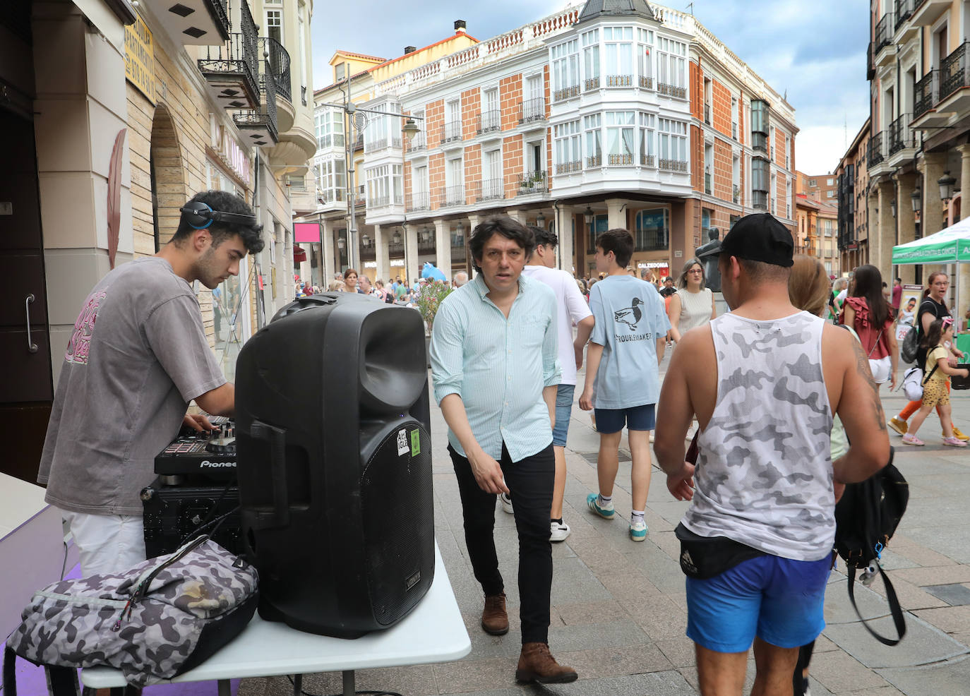 La Showpping Night llena las calles de música, compras y alfombras moradas