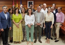 La consejera de Movilidad y el alcalde de Valladolid junto con lo representantes de los municipios implicados en el protocolo.