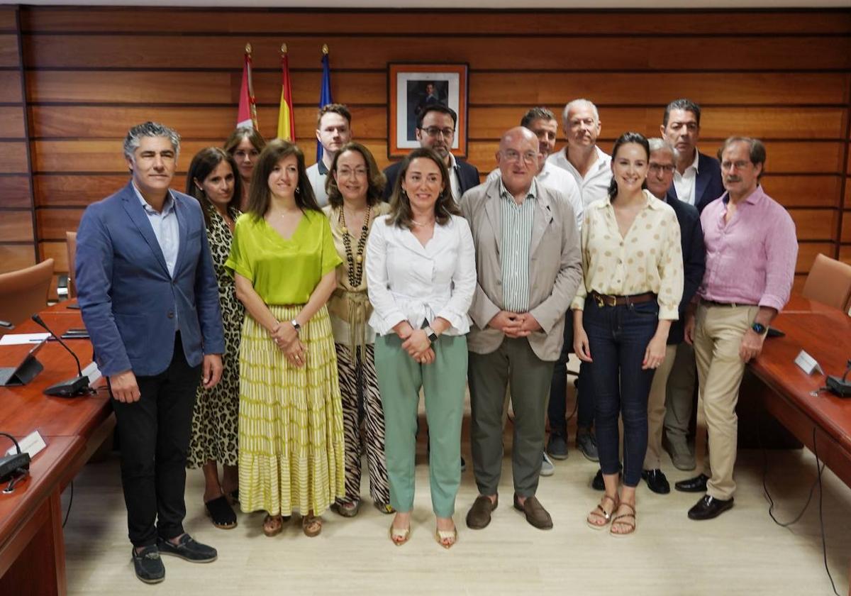 La consejera de Movilidad y el alcalde de Valladolid junto con lo representantes de los municipios implicados en el protocolo.