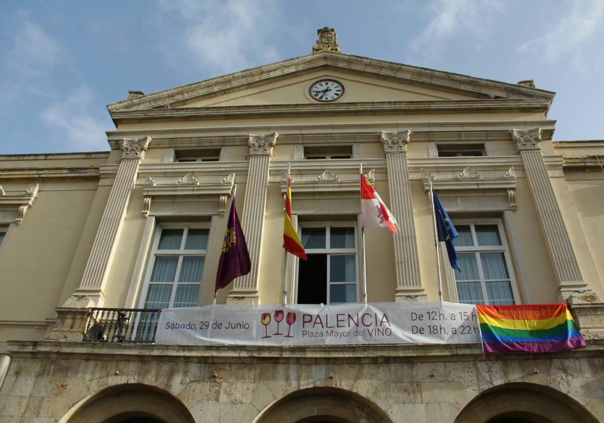 La fachada del Ayuntamiento de Palencia ya luce la bandera del colectivo colectivo LGTBI+.