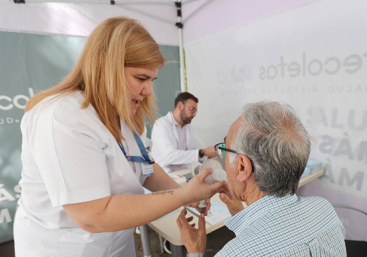 Un hombre se somete a una espirometría en el Salón este viernes.