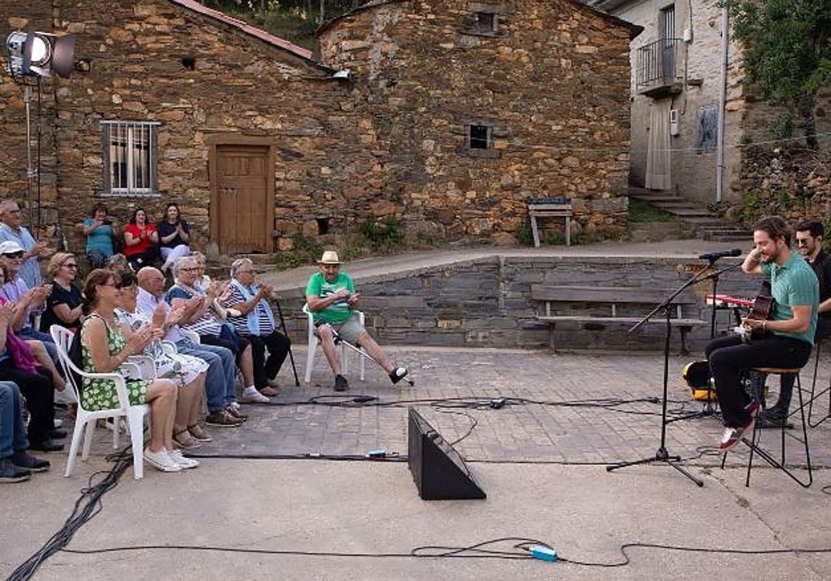 Manuel Carrasco, durante su concierto sorpresa en Flechas.