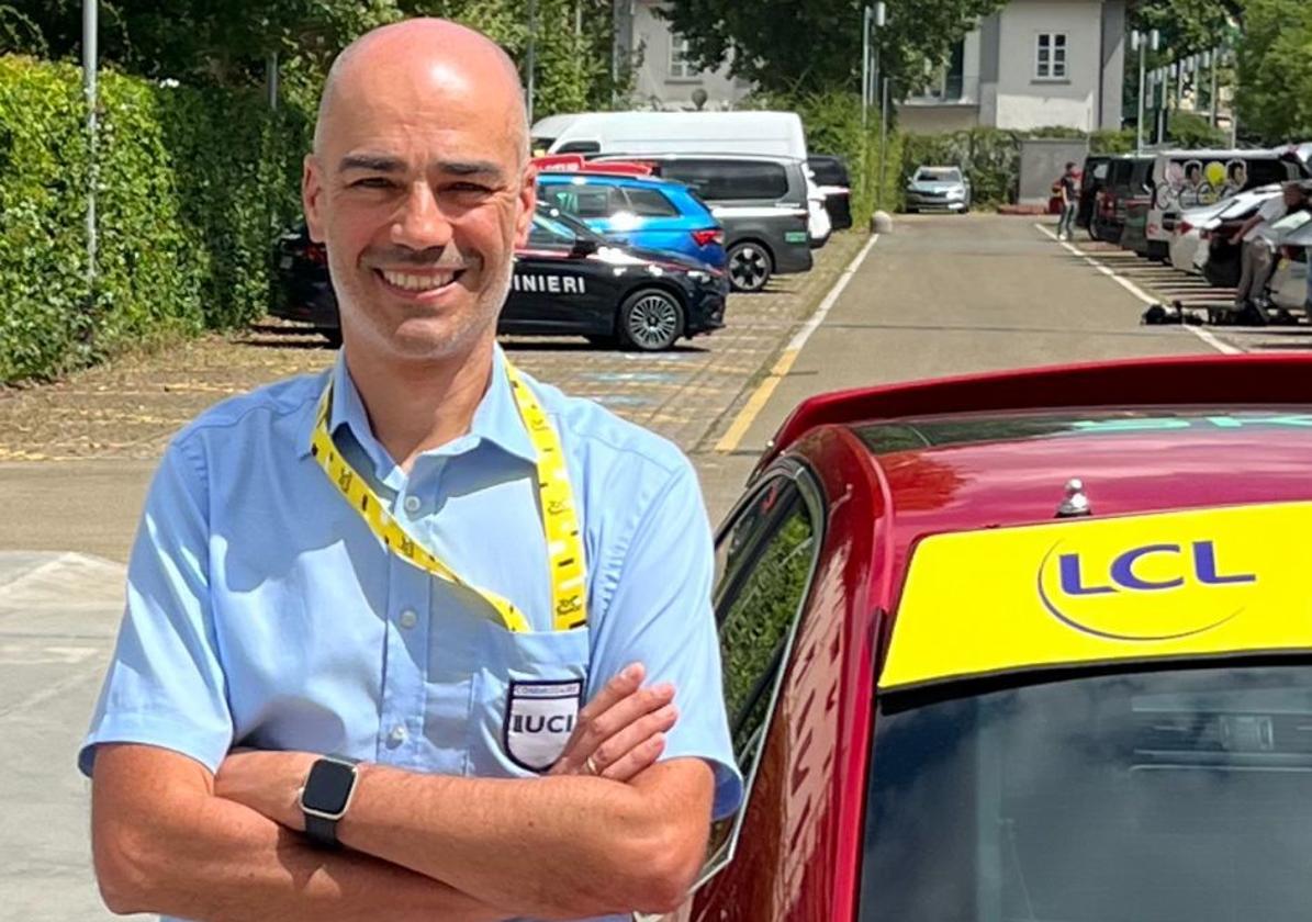 Rafael Coca, junto a uno de los coches de comisarios del Tour de Francia en Florencia.