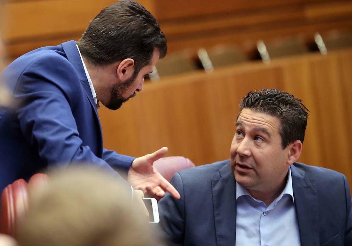 Luis Tudanca (PSOE) conversa con Luis Mariano Santos (UPL) en el hemiciclo de las Cortes de Castilla y León.