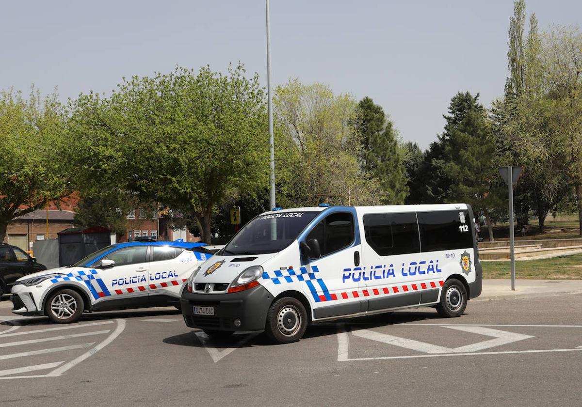 Dos vehículos de Policía Local en una imagen de archivo.