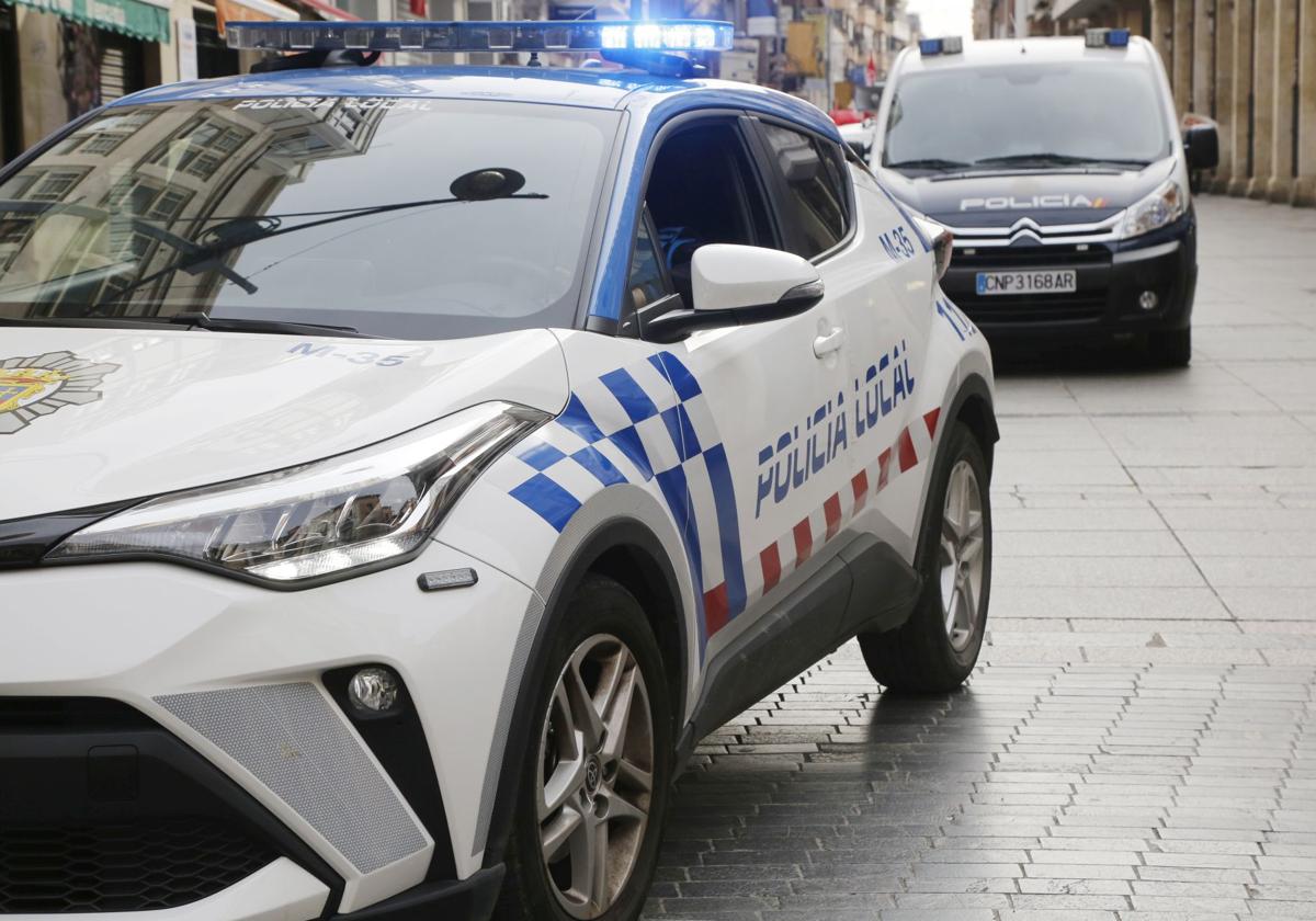 Vehículos de las policías Local y Nacional.
