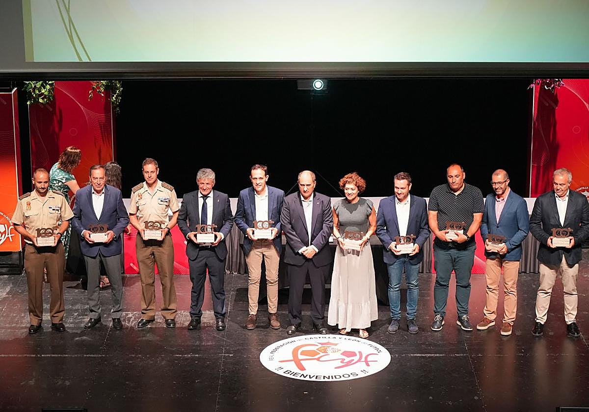Foto de familia de los premiados.