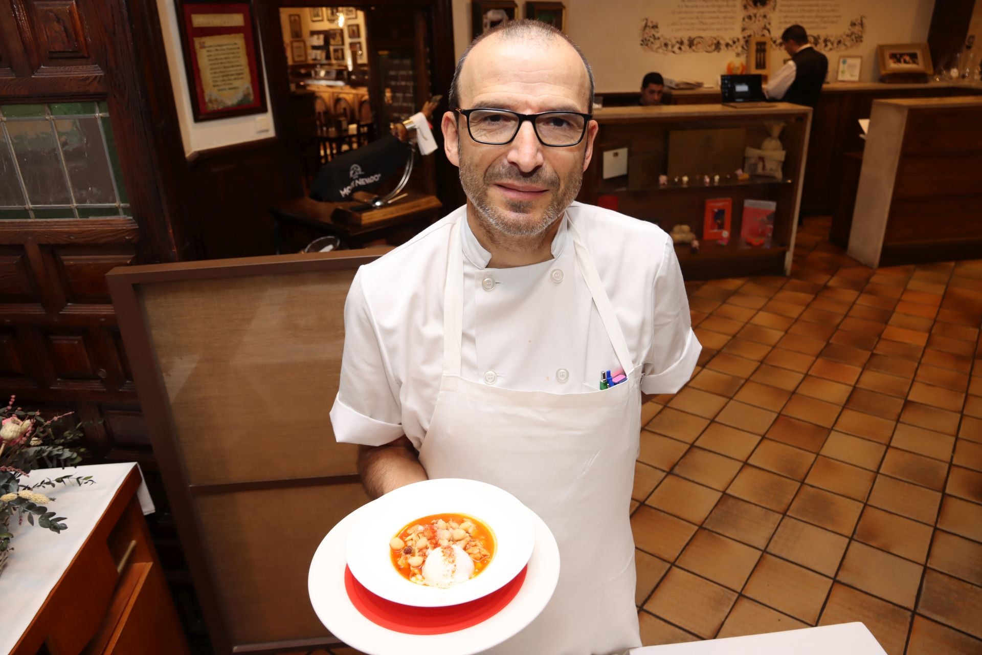 Tomás del Amo con la tapa del restaurante José María.