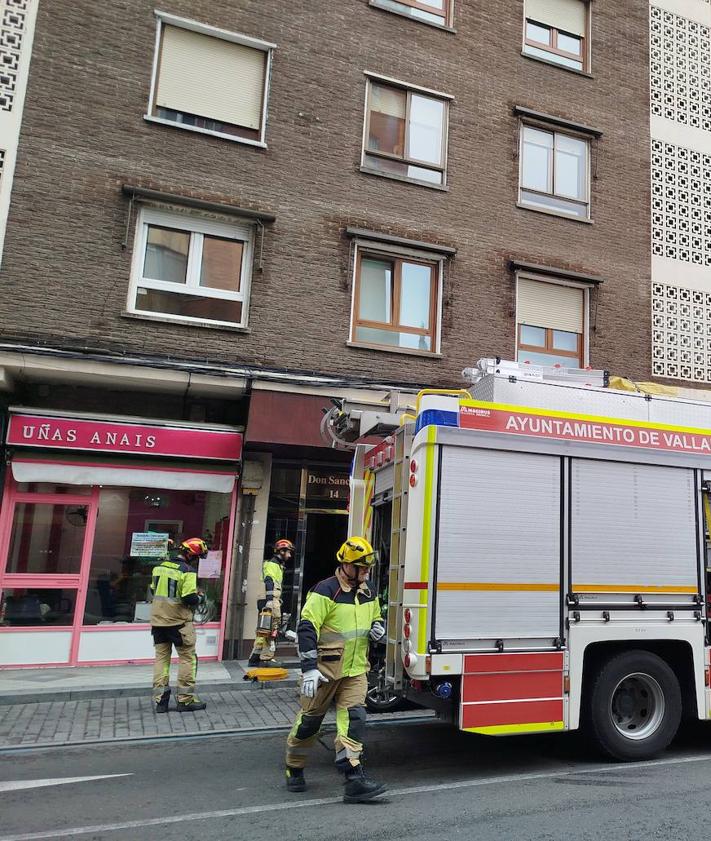 Imagen secundaria 2 - Los bomberos en las calles Villabáñez, Esgueva y Don Sancho, durante varias intervenciones. 