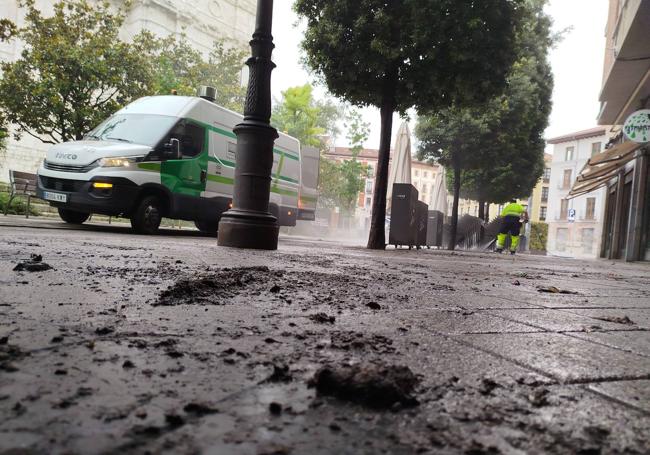 Limpieza del barrio acumulado en las aceras en Portugalete.