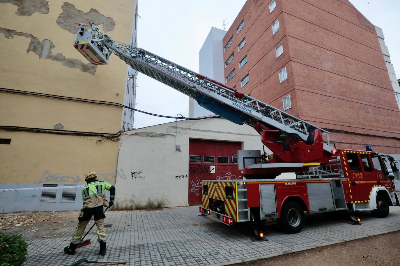 Los bomberos retiran los cascotes desprendidos de una pared en la plaza San Francisco de Asís.