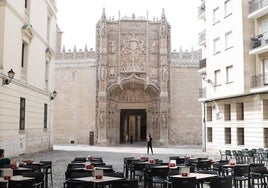 la fachada principal del Colegio de San Gregorio, ya sin andamios.
