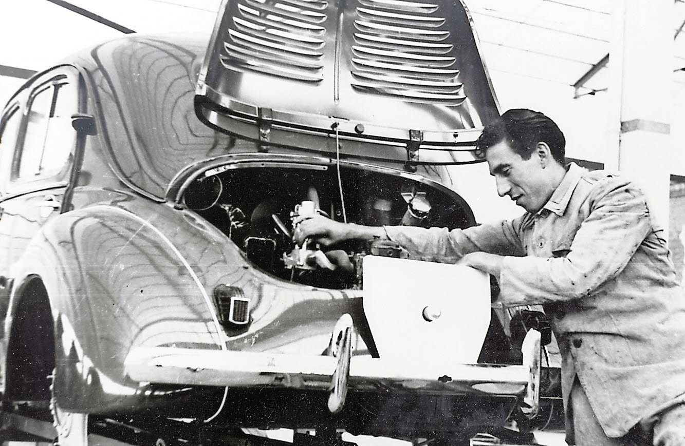 Un coche pequeño y con motor trasero, así se presentaba el Renault 4/4 en 1953 en Valladolid.