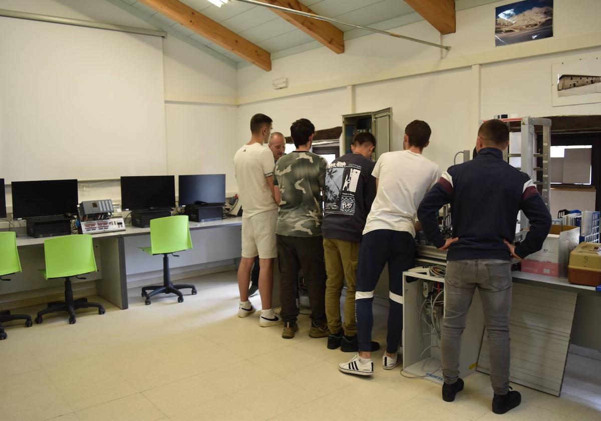 Estudiantes de FP, en una clase práctica en el instituto Santa María la Real de Aguilar.