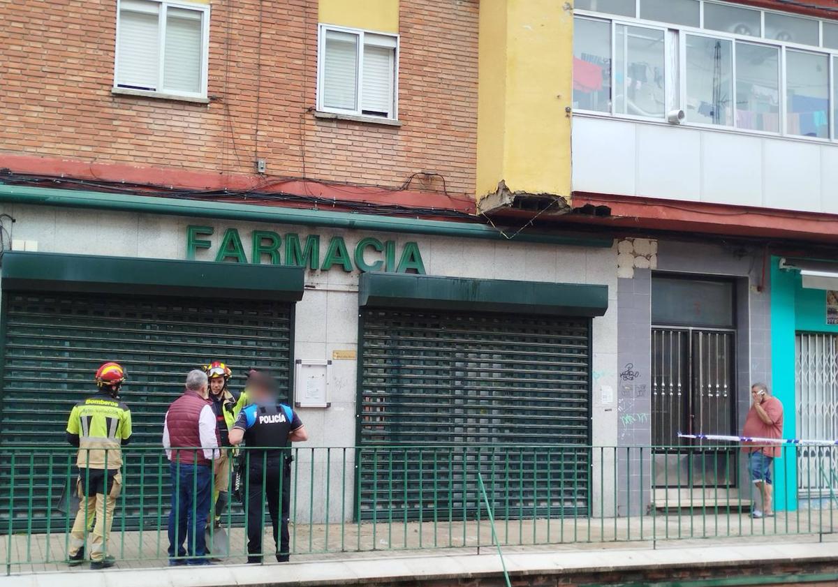 Imagen principal - Los bomberos en las calles Villabáñez, Esgueva y Don Sancho, durante varias intervenciones. 