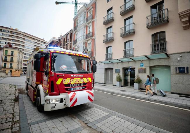 Vehículos de bomberos, junto al hotel Nexus.