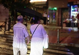 Dos personas pasean bajo la lluvia el pasado viernes.