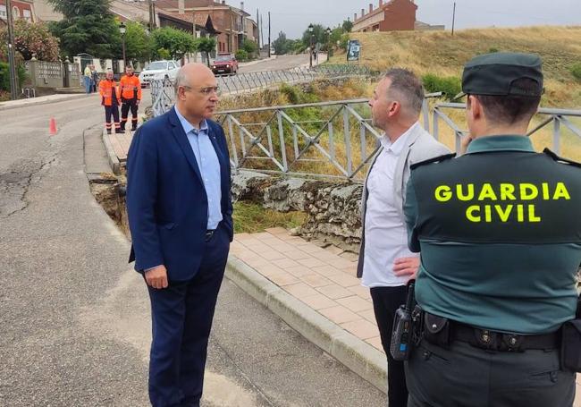 El subdelegado del Gobierno y el alcalde de Portillo, junto a uno de los daños ocasionados por la tormenta en esta localidad.