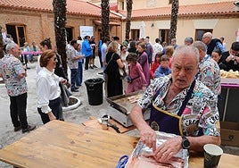 Vermut solidario en el patio de los nazarenos.