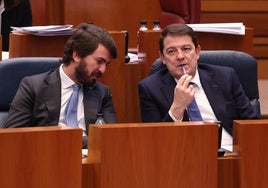 Juan García-Gallardo y Alfonso Fernández Mañueco, en un Pleno anterior de las Cortes de Castilla y León.