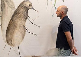 Chema Yagüe, junto a 'Pájaro unicornio'.