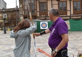 Una vecina aprende la disciplina del tiro con arco, este domingo en Aguilar de Campoo