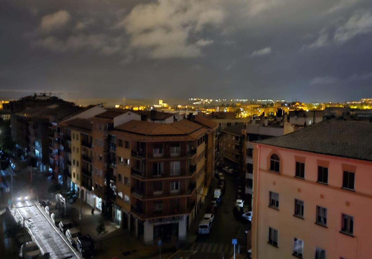 Viviendas de la calle José Zorrilla y del Cristo a oscuras, este sábado por la noche, a causa de los apagones.