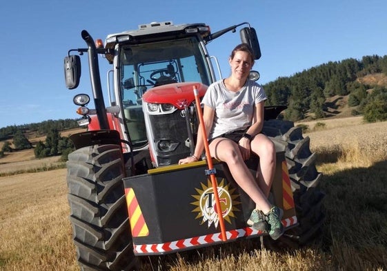 La agricultora y apicultora Ana Olmo, sobre su tractor.