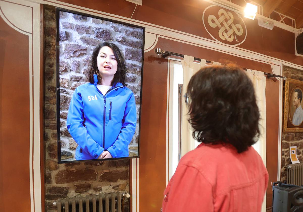 Una visitante al Museo del Fuero atiende ante la pantalla.