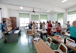 El estudiante de medicina y músico Víctor Mínguez Velasco dirige la clase de canto tras hacer los primeros análisis.