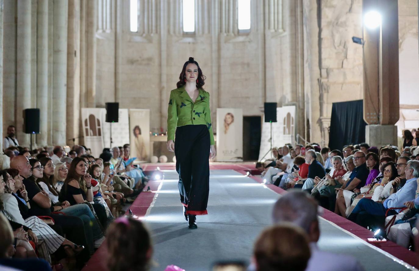 El monasterio de Santa María de Palazuelos se llena de moda con un desfile solidario