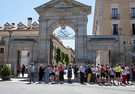 Turistas, al inicio de una visita guiada.