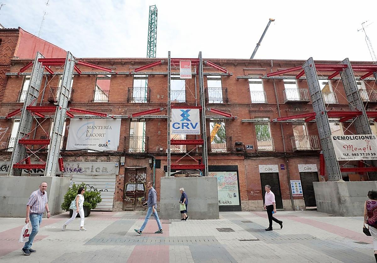 Fachada catalogada del número 29 de la calle Mantería, donde se está construyendo una veintena de apartamentos.