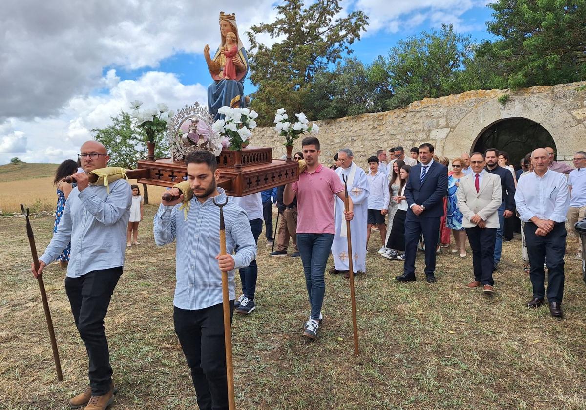 La procesión de la Virgen de las Serosas de Montealegre nada más salir del recinto de la ermita.