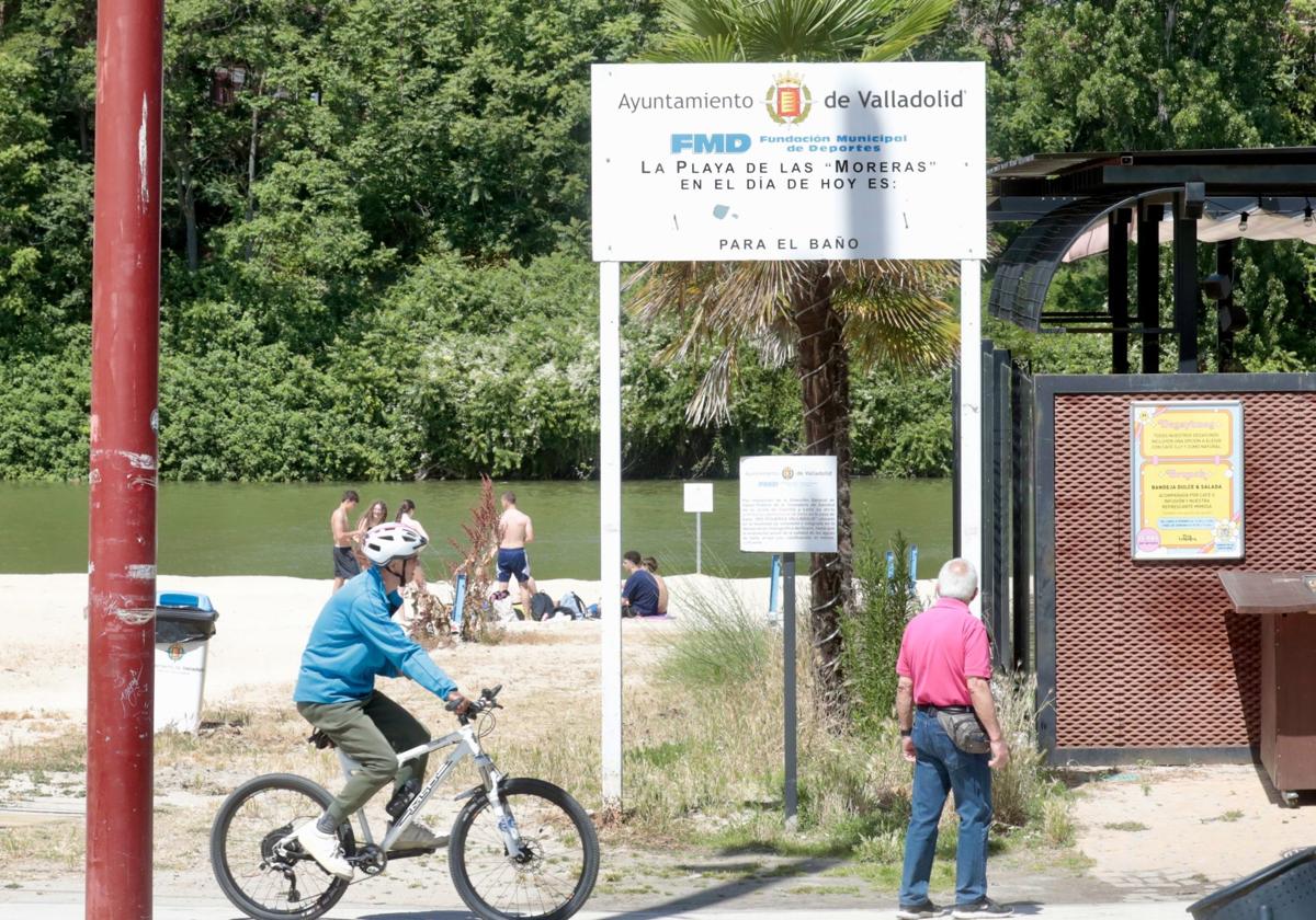 Cartel de prohibición del baño en Las Moreras en Valladolid.