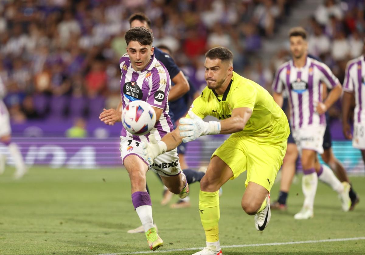 Moro trata de llegar a un balón, en el encuentro de la pasada temporada ante el Sporting, en Zorrilla.