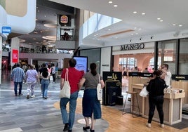 Imágenes del primer domingo de rebajas en centros y espacios comerciales de Valladolid