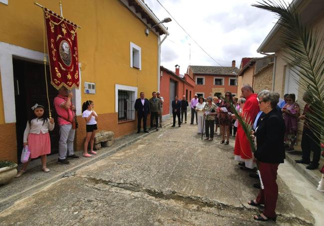 La comitiva, delante de la que fue la casa del beato en Valverde de Campos.