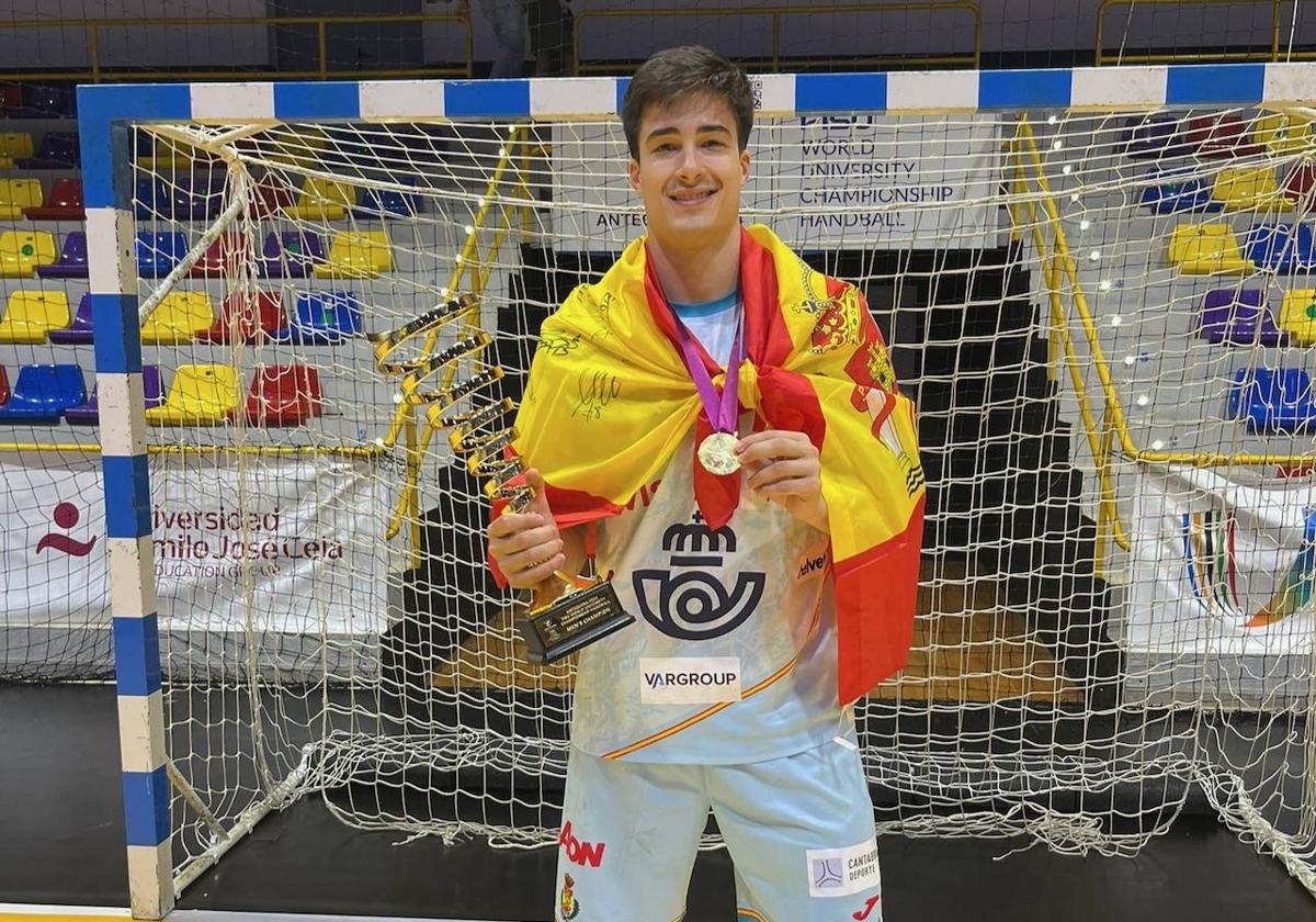 Edu Calle posando con la copa del Mundial Universitario de Balonmano