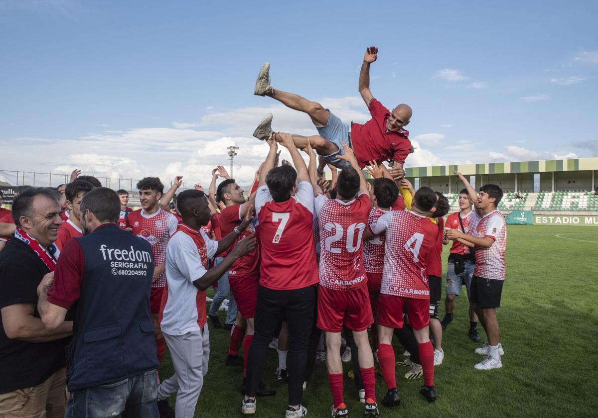 Los jugadores del Carbonero celebran el título copero en el césped del estadio municipal de La Albuera.