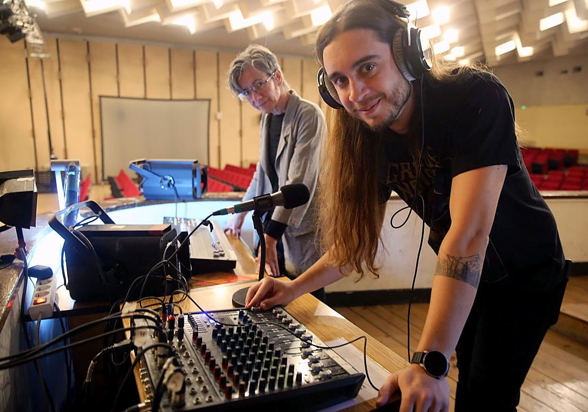 Los profesores Menchina Ayuso y Gabriel Gómez.