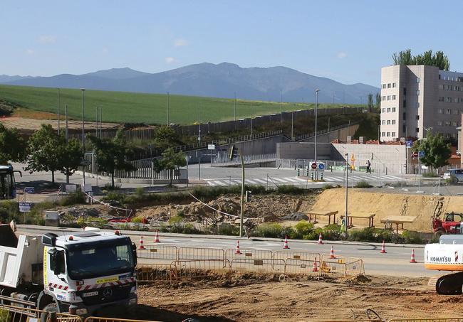 Trabajos de urbanización en el entorno del Hospital de Segovia.