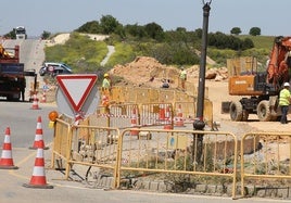 Maquinaria y operarios trabajan en las obras de urbanización de la ampliación del Hospital General de Segovia.