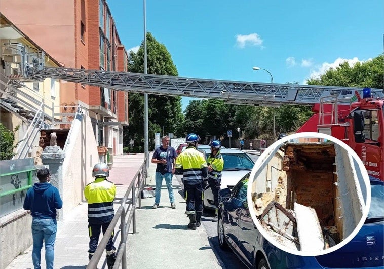 Los Bomberos de Segovia acuden a la vivienda en la Carretera Villacastín, en el círculo detalles de la escalera derruida.