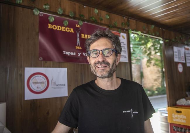 Lucas Fernández, camarero de la Bodega del Barbero.