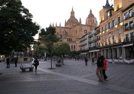 Varias personas pasean por la Plaza Mayor de Segovia.